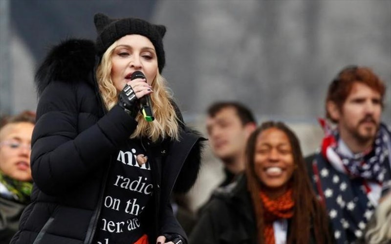 radiofonikos-stathmos-apagoreuse-tin-madonna-logo-ton-diloseon-tis