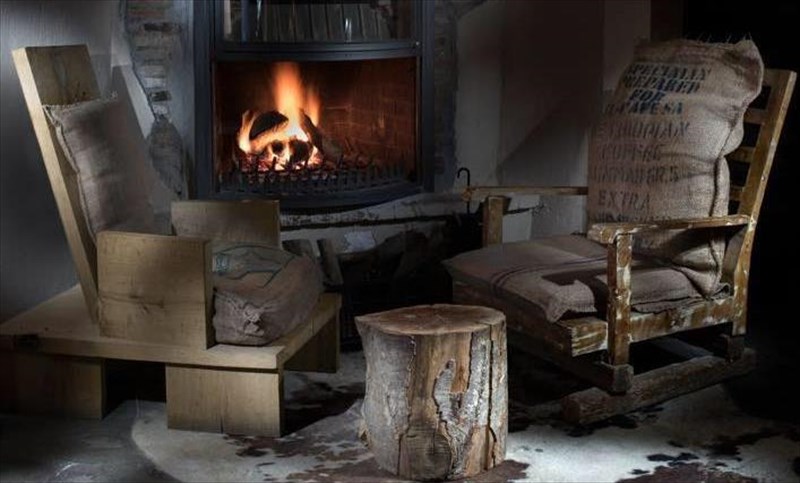 tessera-stekia-gia-kafe-sta-bouna-tis-attikis