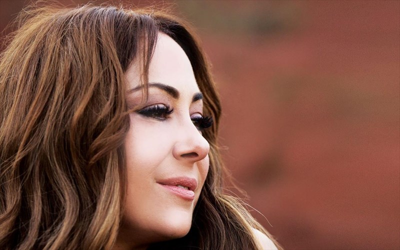 i-melina-aslanidou-ksekina-ta-live-ston-botaniko