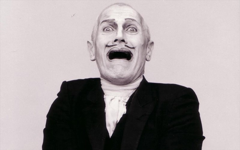 o-steven-berkoff-kai-oi-kakoi-tou-saikspir-sto-megaro