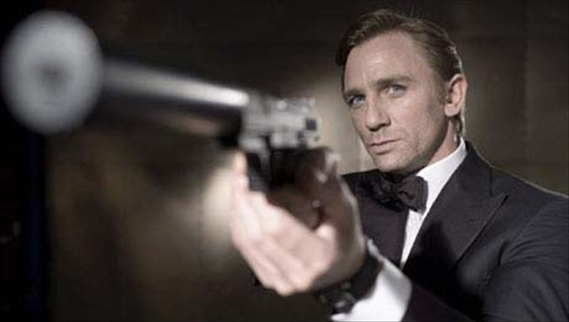 o-James-bond-giortazei-ta-50-tou-stis-kannes