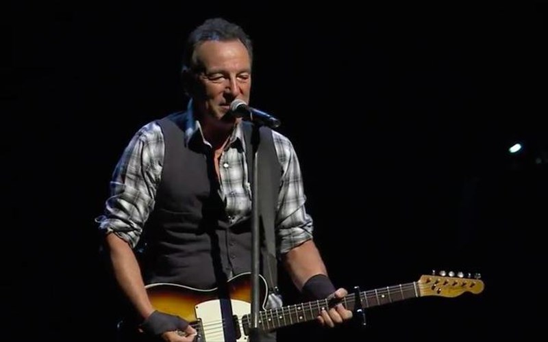 bruce-springsteen-themeliodos-antiamerikaniki-i-apagoreusi-stous-metanastes-apagoreusi-stous-metanastes