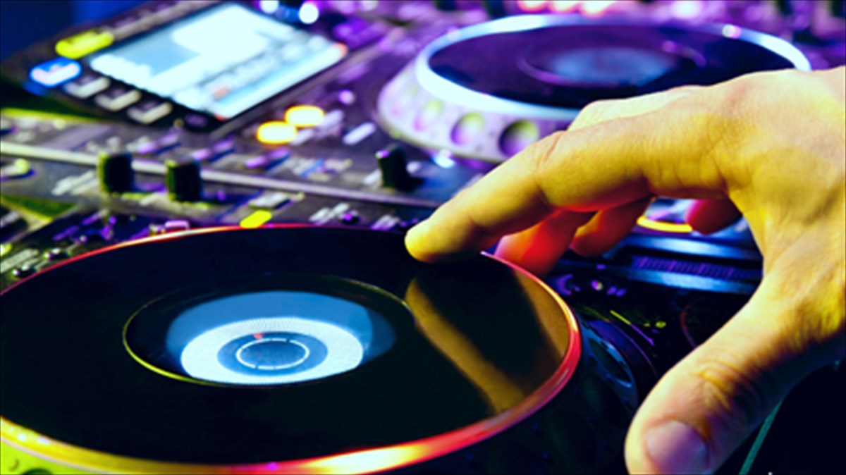 i-dimokratiki-koinonia-tis-mousikis-sto-suntagma