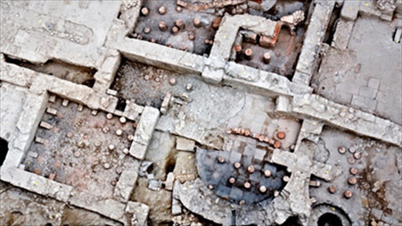 sto-fos-arxaia-loutra-kato-apo-tin-akropoli