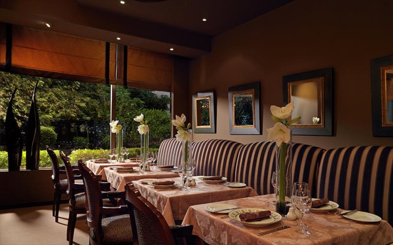 sto-browns-bar-restaurant-sas-perimenoun-geuseis-monternas-brasserie