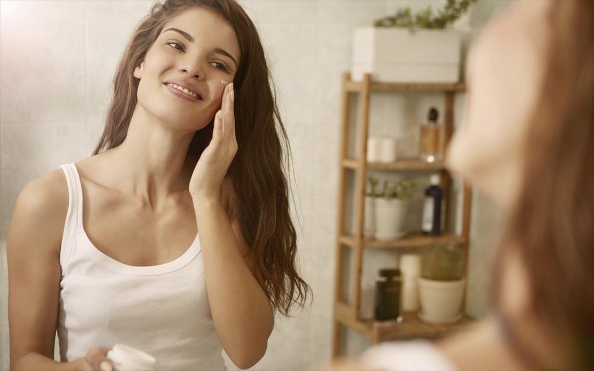 gunaika-krema-prosopou-enudatosi