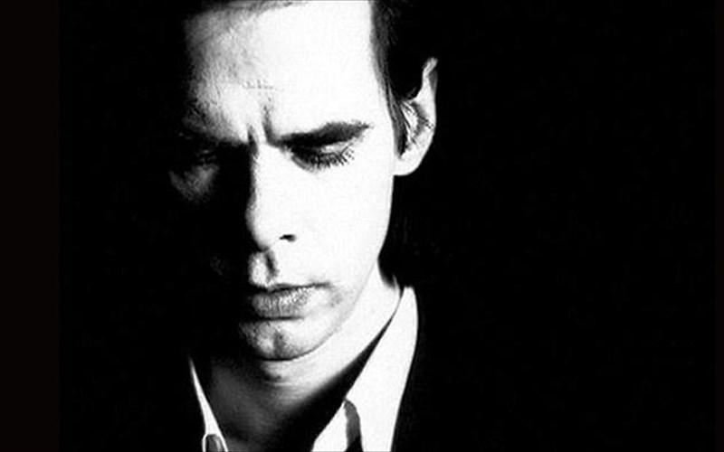 to-live-tou-nick-cave-plisiazei-kai-enthousiasmos-xtupaei-kokkino