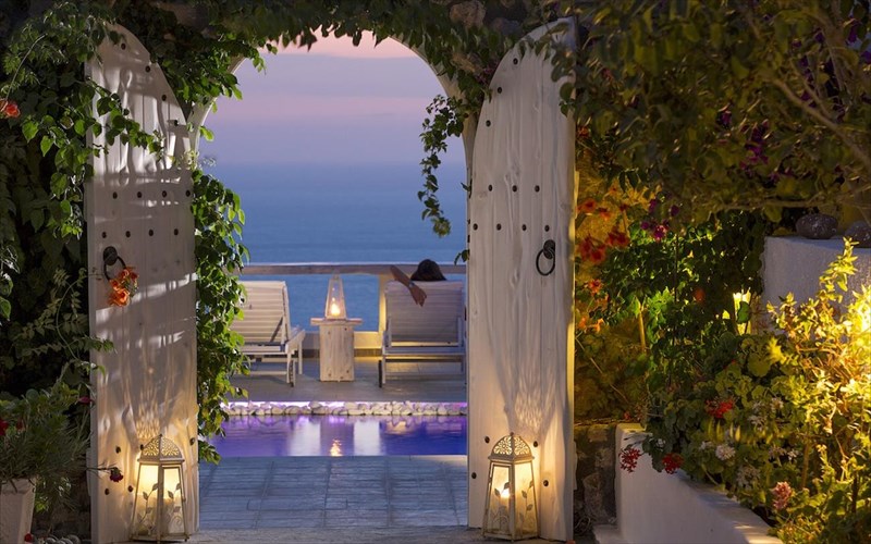 i-santorini-kai-i-aqua-vista-hotels-kerdizoun-diakrisi-kai-fernoun-to-kalokairi-sto-mualo-mas-aqua-vista-hotels-kerdizoun-diakrisi-kai-fernoun-to-kalokairi-sto-mualo-mas