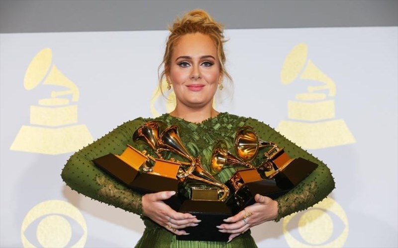 thriambos-tis-adele-sta-grammys-2017