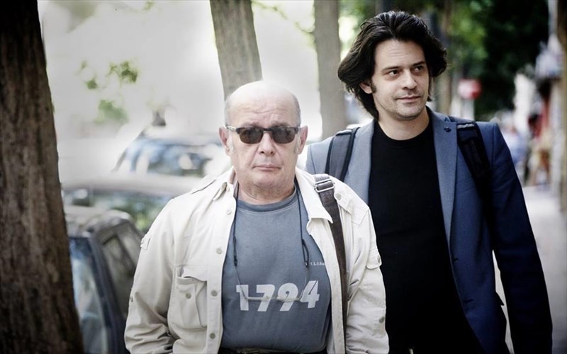 kritiki-resital-ermineias-me-kaustiko-xioumor-amfisimies-kai-tsouxteres-alitheies