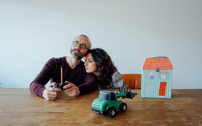 apaixtos-martin-krimp-sto-kentro-elegxou-tileoraseon