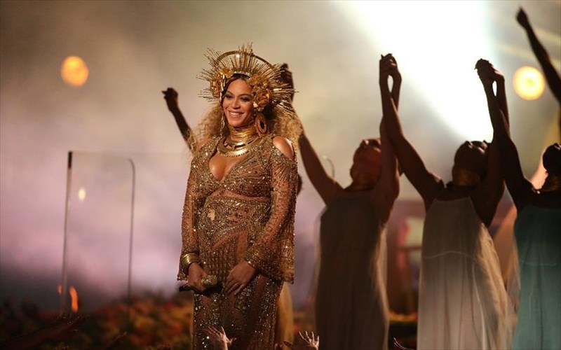 50-modistres-doulepsan-mia-ebdomada-gia-to-forema-tis-beyonce