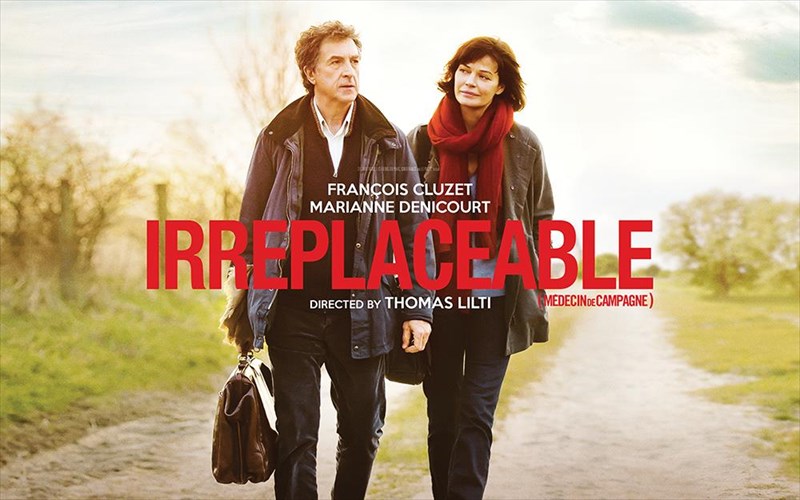 deite-protoi-tin-tainia-giatros-sto-xorio