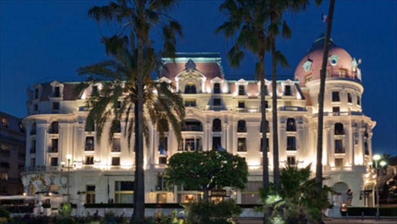 negresco-ena-palati-stin-kuani-akti