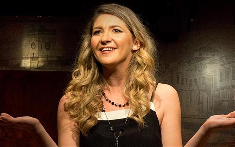 i-basiliki-karakosta-se-mia-sunaulia-gia-tin-prosfugia-sto-dimotiko-theatro-peiraia