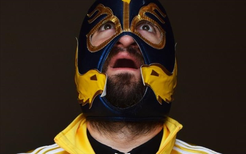 geloio-skotos-peftei-stin-peiramatiki-skini-1