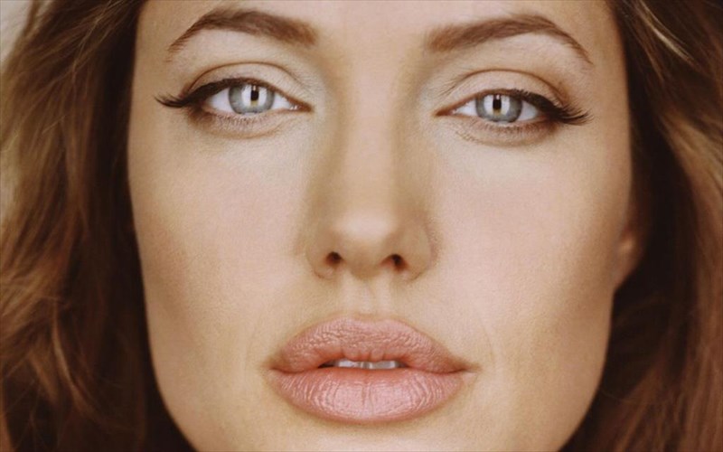 me-ti-fotografia-tis-angelina-ston-plastiko