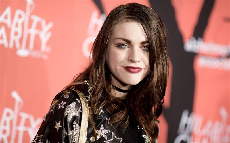 to-sugkinitiko-minuma-tis-francis-bean-cobain-gia-to-patera-tis-kurt