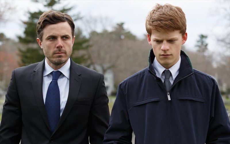 to-mia-poli-dipla-sti-thalassa-sullambanei-ti-mataiotita-alla-kai-to-noima-tis-zois