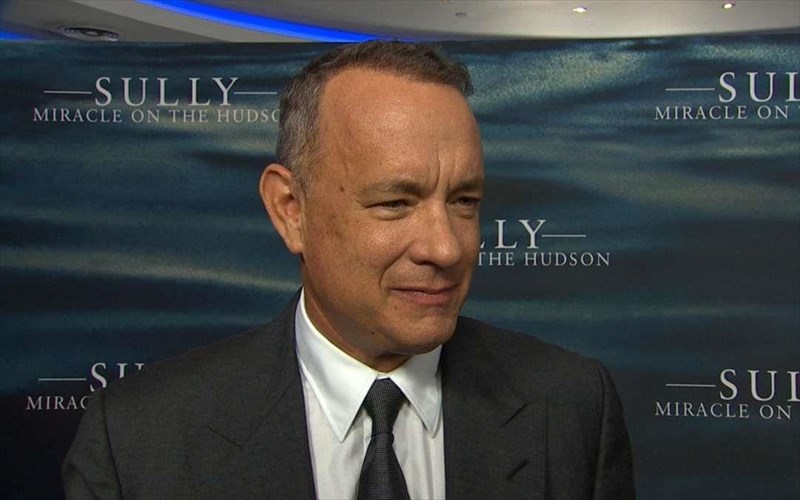 etoimazei-to-proto-tou-biblio-o-tom-hanks-tom-hanks