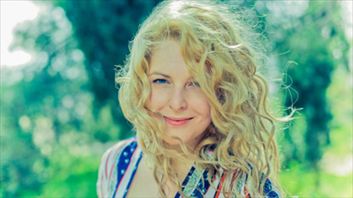 i-marietta-fafouti-me-neo-disko-ston-stauro-tou-notou