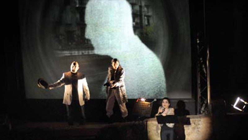 premiera-me-ton-agnosto-niko-gkatso-sto-therino-trianon