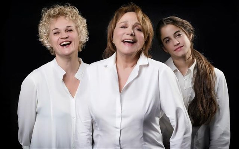 treis-psiles-gunaikes-sti-skini-tou-odou-kefallinias