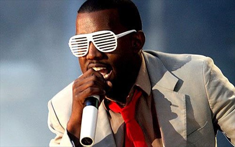 street-artist-ftiaxnei-xruso-agalma-tou-kanye-west-sto-xolugount