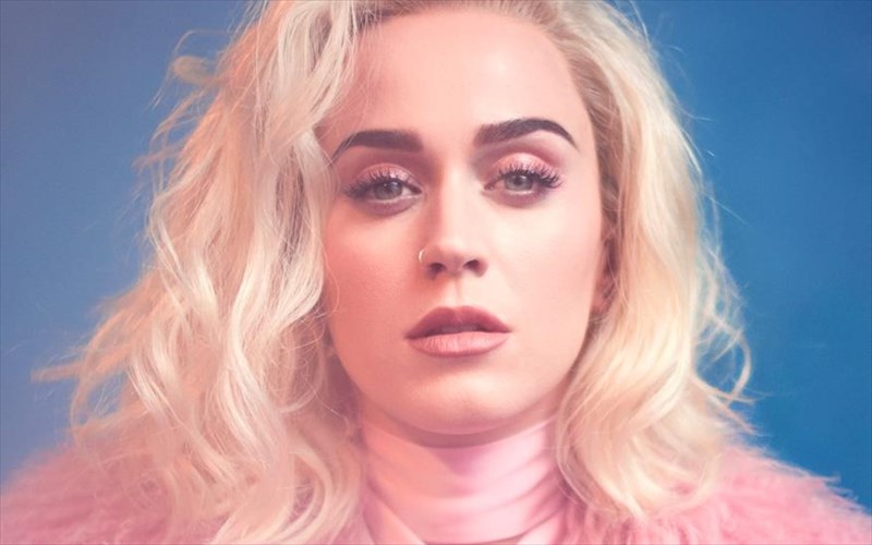 i-katy-perry-anakrinei-fan-tis-me-anixneuti-pseudous