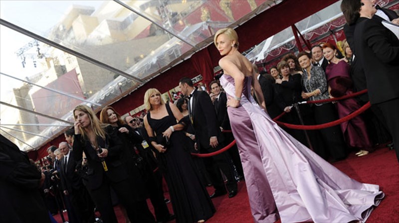 sarliz-theron-kira-naitli-anametriountai-ston-idio-rolo