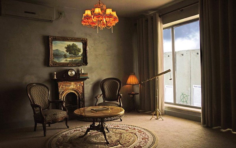 trigurname-sto-neo-dustopiko-ksenodoxeio-tou-banksy-sti-bithleem