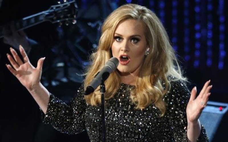 ena-kounoupi-ta-bazei-me-tin-adele-en-ora-sunaulias