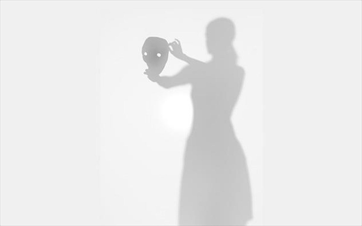 gunaikeia-figoura-theatro-maska