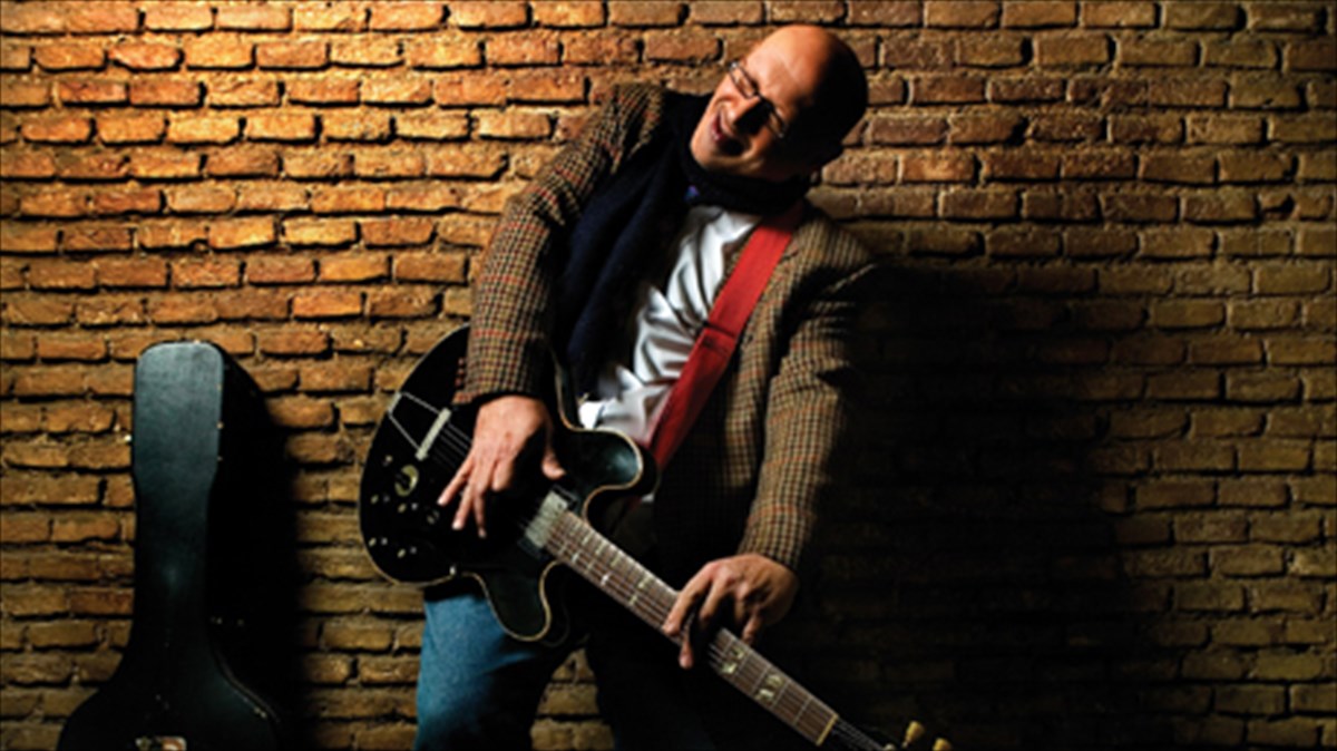 o-lakis-papadopoulos-me-filous-stin-texnopoli