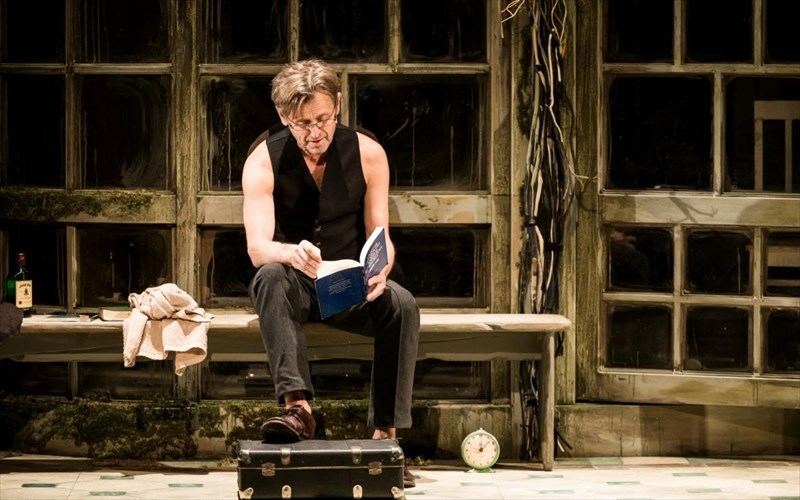 o-mikhail-baryshnikov-epistrefei-sto-sanidi-me-ena-foro-timis-sti-filia