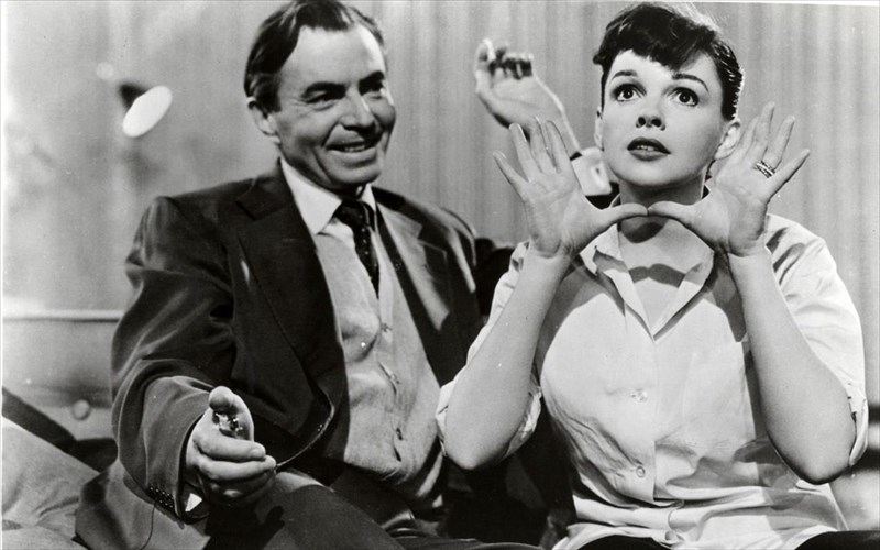 ena-asteri-gennietai-sti-theatriki-skini