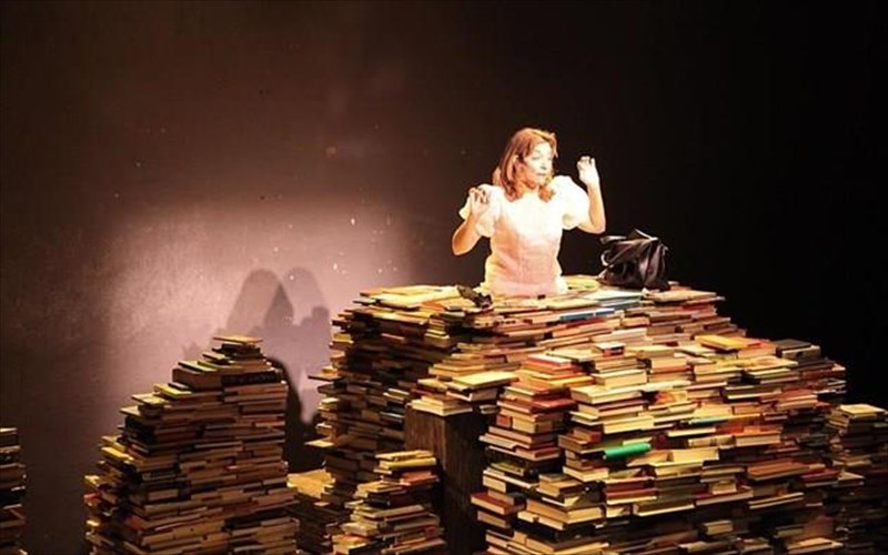 teleutaies-parastaseis-gia-tis-eutuxismenes-meres-me-tin-olia-lazaridou