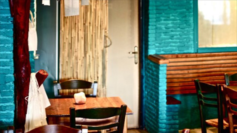 tailandeziki-kouzina-kai-elliniko-krasi-se-ena-idiaitero-menou