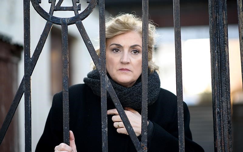 i-yro-mane-me-ton-sumbolaiografo-stin-kupro