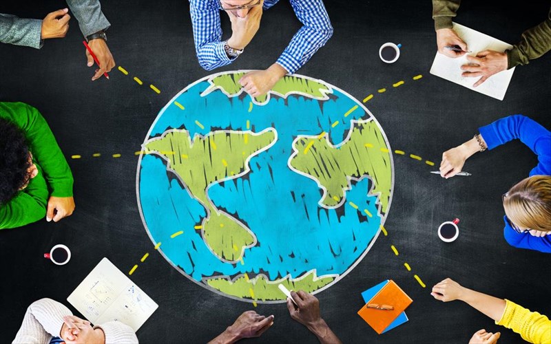 poies-ethnikotites-douleuoun-perissotero