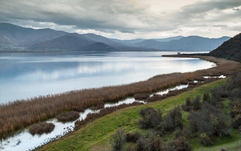 anoiksiatiko-taksidi-se-tesseris-panemorfes-ellinikes-limnes