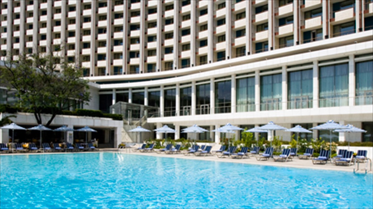 mpanio-kai-fagito-stin-pisina-tou-hilton