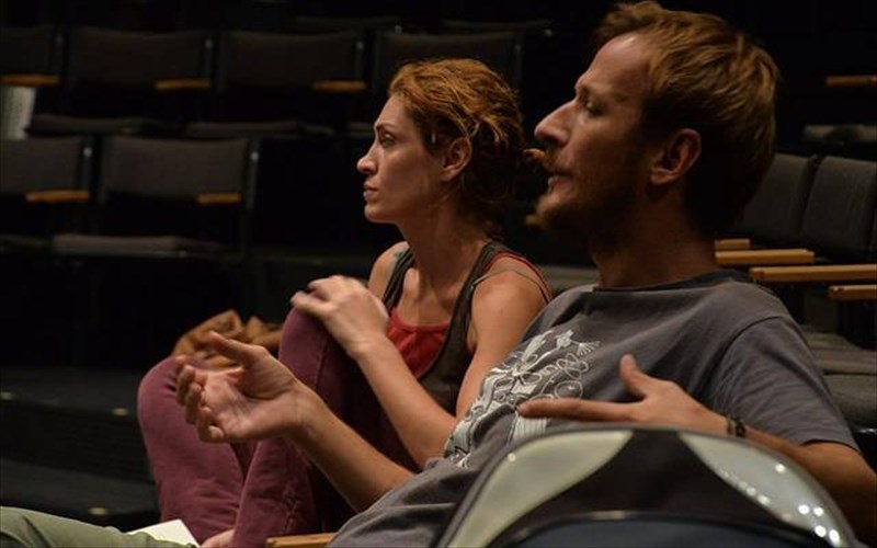 pornografia-i-nea-douleia-tis-omadas-asipka-sto-thiseion