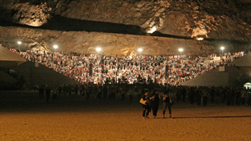 plithos-ekdiloseon-sto-fetino-festibal-petras-stin-petroupoli