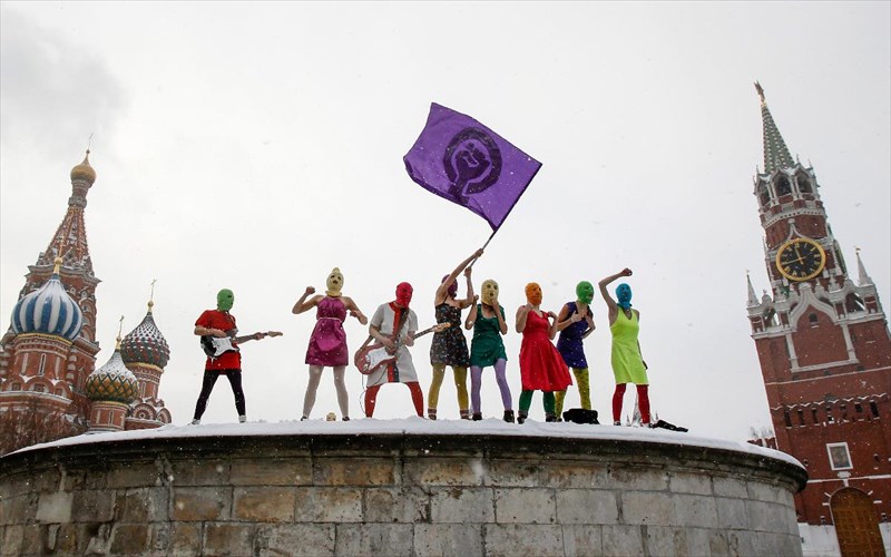 oi-pussy-riot-sunantoun-to-athinaiko-koino-sti-stegi