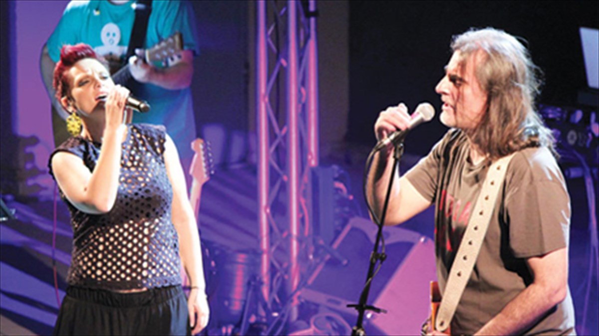 pliatsikas-zouganeli-periodeuoun-parea-se-oli-ti-xora