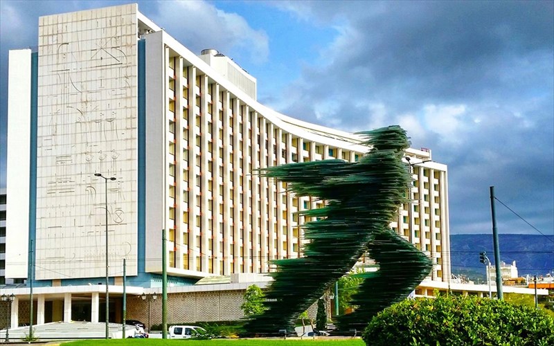 to-hilton-athinon-suntonizei-ta-rologia-tou-stin-ora-tis-gis