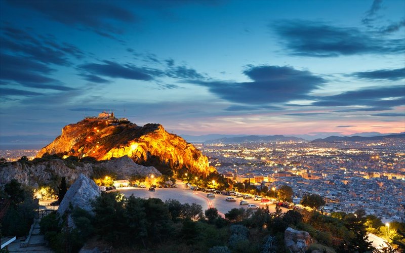 giortazoume-tin-ora-tis-gis-kleinontas-to-fos