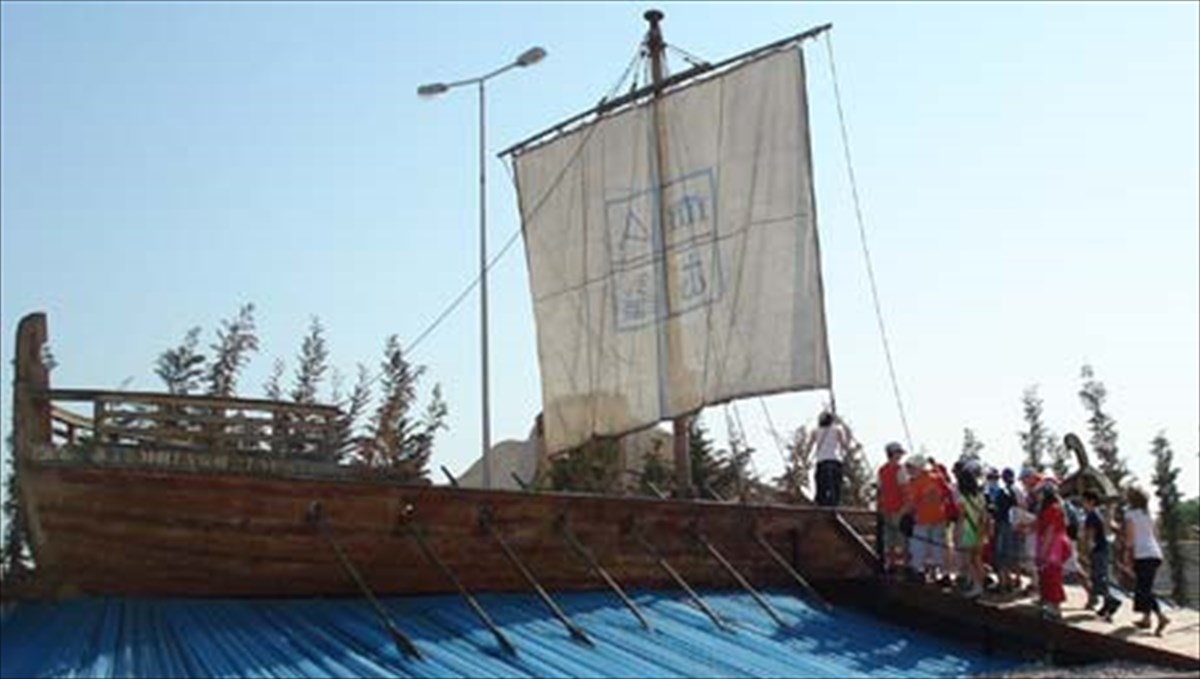 theatro-mousiki-kai-enas-guros-tou-ellinikou-kosmou