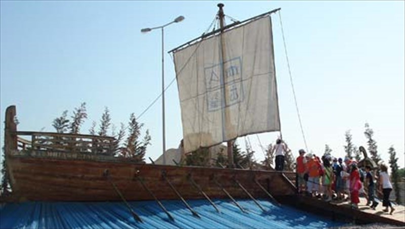 theatro-mousiki-kai-enas-guros-tou-ellinikou-kosmou